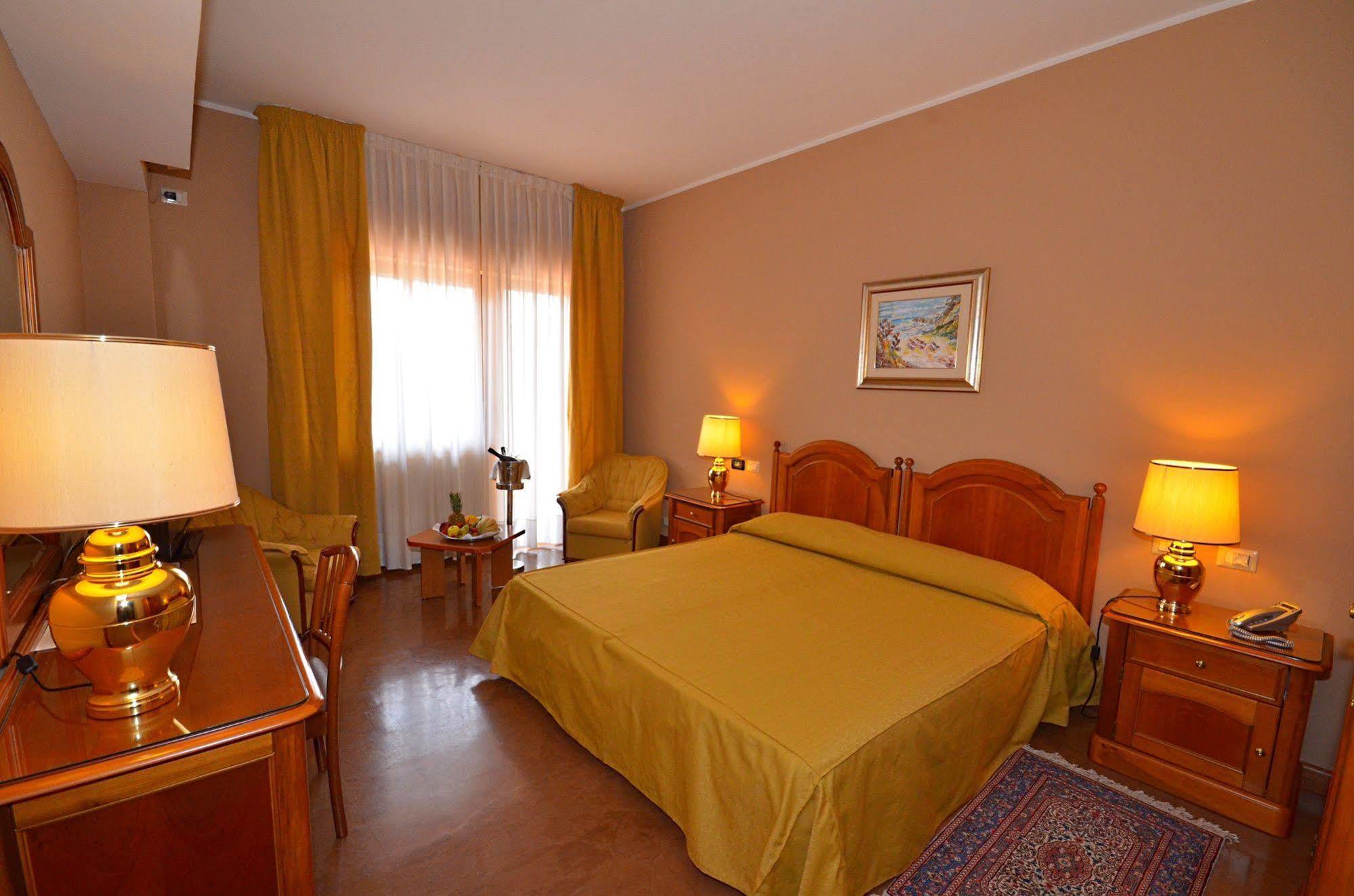 Garden Hotel Сан-Джованни-ла- Пунт Экстерьер фото
